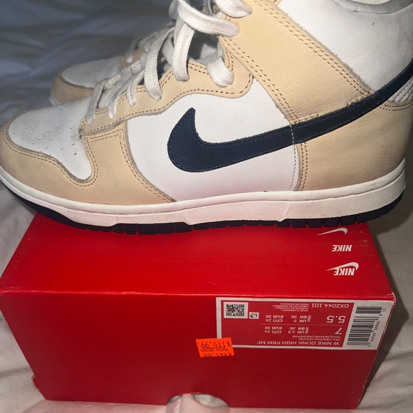 Women’s Nike Dunk High - Picture 4 of 12